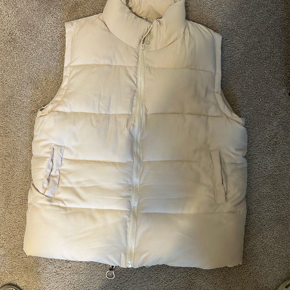 Women’s Puffer Vest Size Large- New- Never Worn